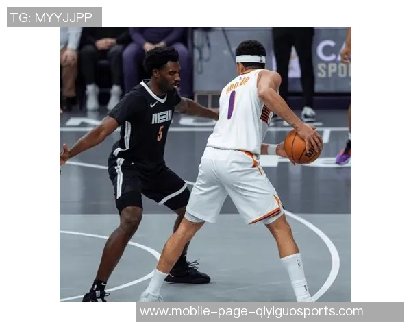 布克下半场狂砍23分揭秘：脱掉紧身防护短裤后活动自如