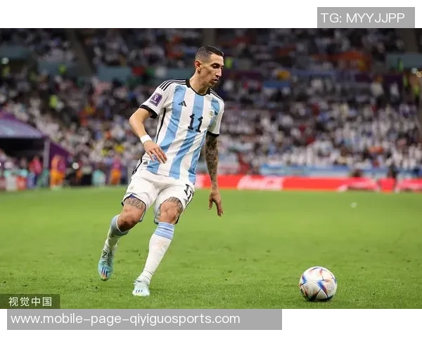 阿根廷足协主席与梅西德保罗重聚合影分享喜悦时刻