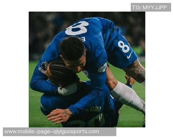 维拉替补席遭水瓶袭击疑似来自切尔西教练区引发争议 维拉替补席遭水瓶袭击疑似来自切尔西教练区引发争议